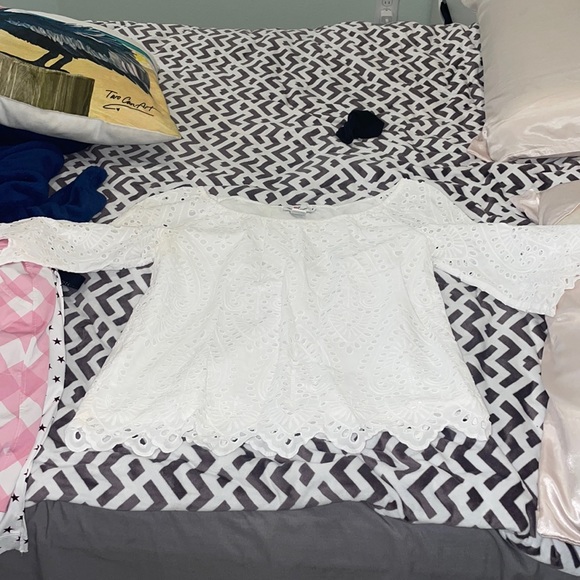 white vineyard vines blouse, not skin tight, flowy. - Picture 1 of 1